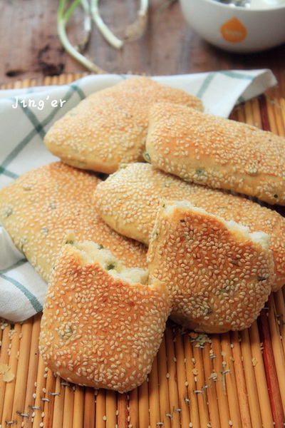 <a href=/shicai/diaoweipin/CongYou/index.html target=_blank><u>葱油</u></a>烧饼的做法