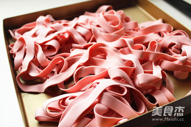 <a href=/shicai/guopin/HuoLongGuo/index.html target=_blank><u>火龙果</u></a>炒面的做法