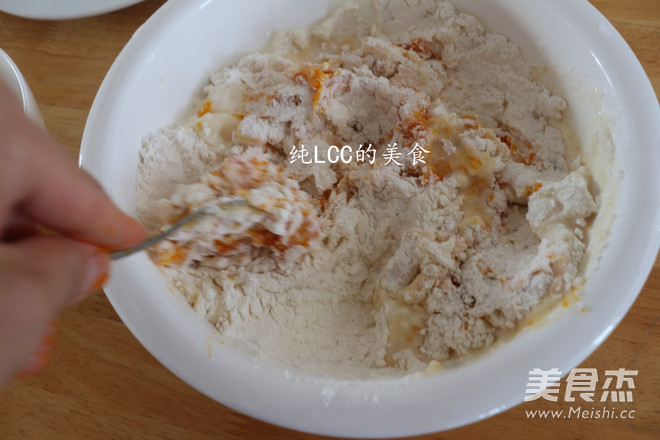 <a href=/shicai/shucai/NanGua/index.html target=_blank><u>南瓜</u></a>手撕饼的做法