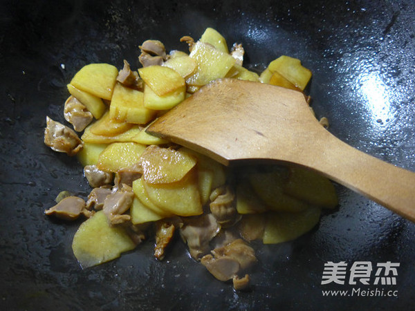 <a href=/shicai/rouqin/JiZhen/index.html target=_blank><u>鸡胗</u></a>炒<a href=/shicai/shucai/TuDou/index.html target=_blank><u>土豆</u></a>的做法