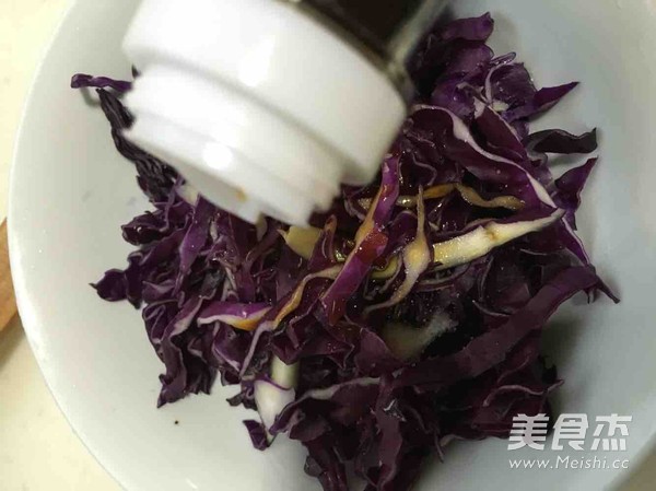 凉拌<a href=/shicai/shucai/ZiGanLan/index.html target=_blank><u>紫甘蓝</u></a>的做法