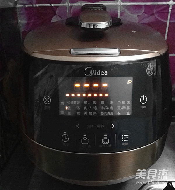 羊骨<a href=/shicai/shucai/ShanYao/index.html target=_blank><u>山药</u></a>汤的做法