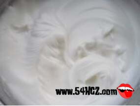 <a href=/shicai/mimian/NaiYou/index.html target=_blank><u>奶油</u></a>蛋糕的做法3