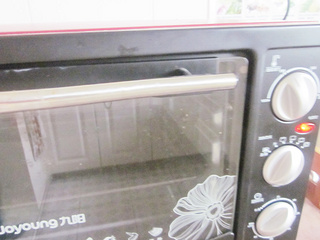 <a href=/shicai/guopin/PuTaoGan/index.html target=_blank><u><a href=/shicai/guopin/PuTao/index.html target=_blank><u>葡萄</u></a>干</u></a><a href=/shicai/guopin/ZhiMa/index.html target=_blank><u>芝麻</u></a><a href=zt/qifengdg target=_blank><u>戚风蛋糕</u></a>