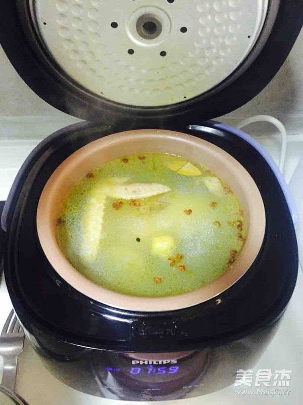 <a href=/shicai/shuichanpin/HaiSen/index.html target=_blank><u>海参</u></a>鸡汤的做法