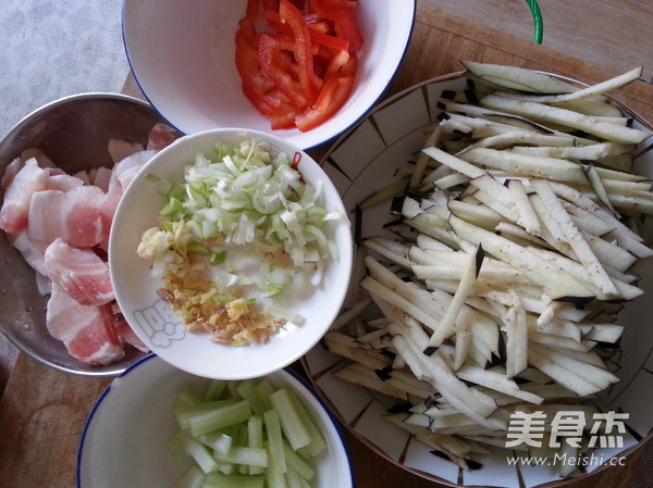 长茄炒<a href=/shicai/rouqin/WuHuaRou/index.html target=_blank><u>五花肉</u></a>的做法