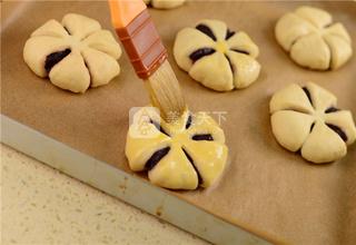 花朵豆沙<a href=/shicai/mimian/MianBao/index.html target=_blank><u>面包</u></a>