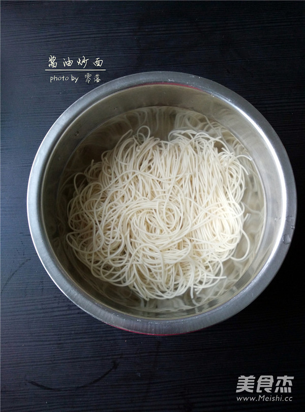 <a href=/shicai/mimian/JiangYou/index.html target=_blank><u>酱油</u></a>炒面的做法