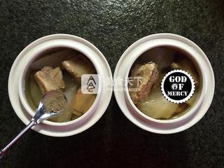 秋季减肥正当时养颜瘦身的<a href=/shicai/shucai/BaiLuoBo/index.html target=_blank><u>白<a href=/shicai/shucai/LuoBo/index.html target=_blank><u>萝卜</u></a></u></a><a href=/shicai/rouqin/PaiGu/index.html target=_blank><u>排骨</u></a>汤