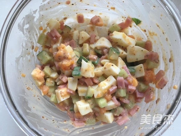 快手早餐——<a href=/shicai/rouqin/JiDan/index.html target=_blank><u>鸡蛋</u></a>三明治的做法