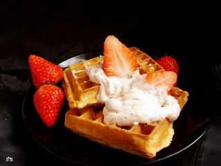 <a href=/shicai/guopin/CaoMei/index.html target=_blank><u>草莓</u></a>鲜奶华夫饼