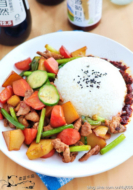 <a href=/shicai/shucai/TuDou/index.html target=_blank><u>土豆</u></a>烧肉盖饭