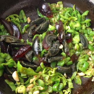 <a href=/shicai/shucai/QingJiao/index.html target=_blank><u>青椒</u></a><a href=/shicai/rouqin/PiDan/index.html target=_blank><u>皮蛋</u></a>