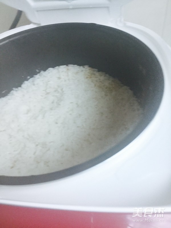 <a href=/shicai/rouqin/JiTui/index.html target=_blank><u>鸡腿</u></a>饭的做法