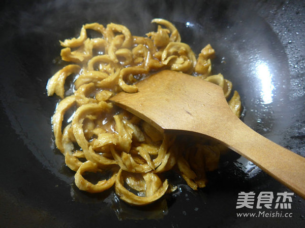 <a href=/shicai/shucai/SuanTai/index.html target=_blank><u>蒜薹</u></a>炒面筋的做法