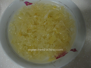 雪<a href=/shicai/guopin/Li/index.html target=_blank><u>梨</u></a><a href=/shicai/shucai/YinEr/index.html target=_blank><u>银耳</u></a>羹