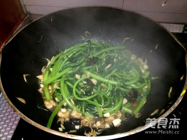 虾米<a href=/shicai/shucai/TongHao/index.html target=_blank><u>茼蒿</u></a>的做法