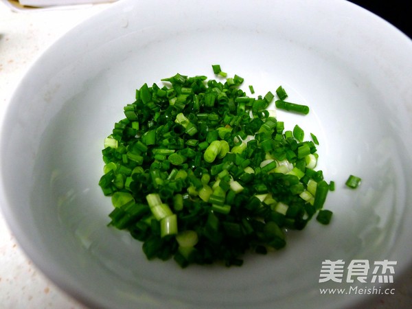 <a href=/shicai/diaoweipin/CongYou/index.html target=_blank><u>葱油</u></a>拌<a href=/shicai/shucai/XiangGu/index.html target=_blank><u>香菇</u></a>的做法