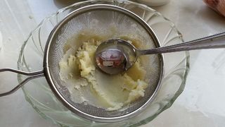 鲜虾芝心<a href=/shicai/shucai/TuDou/index.html target=_blank><u>土豆</u></a>球