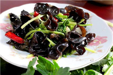 东北野生黑<a href=/shicai/shucai/MuEr/index.html target=_blank><u>木耳</u></a>做法