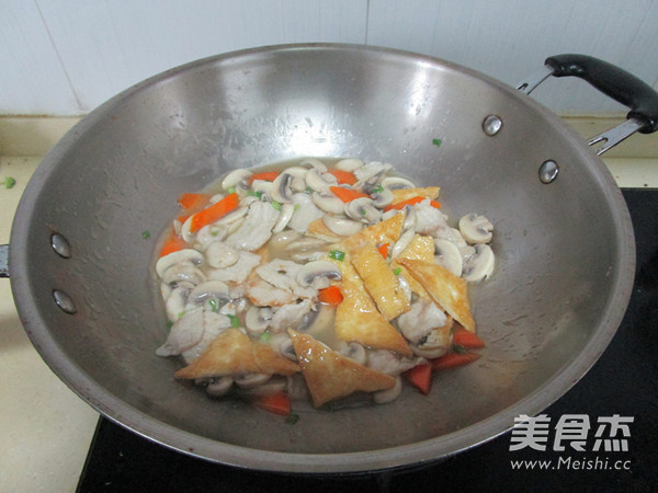 <a href=/shicai/shucai/MoGu/index.html target=_blank><u>蘑菇</u></a>什锦盖浇饭的做法