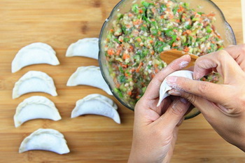 <a href=/shicai/rouqin/YangRou/index.html target=_blank><u>羊肉</u></a>煎饺步骤9