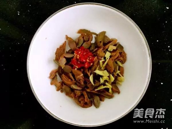 双椒爆<a href=/shicai/rouqin/JiZhen/index.html target=_blank><u>鸡胗</u></a>的做法