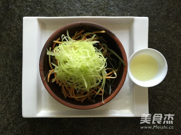 怀旧版满分减腹餐凉拌三丝之【<a href=/shicai/shuichanpin/HaiDai/index.html target=_blank><u>海带</u></a><a href=/shicai/shucai/WoJu/index.html target=_blank><u>莴苣</u></a>拌<a href=/shicai/shucai/HuLuoBo/index.html target=_blank><u>胡<a href=/shicai/shucai/LuoBo/index.html target=_blank><u>萝卜</u></a></u></a>】的做法