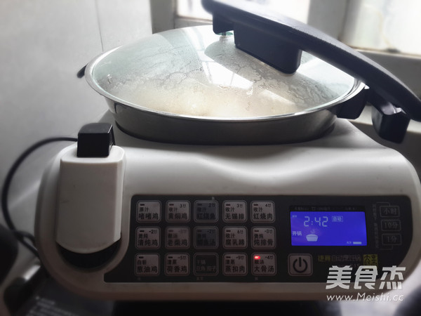 莲<a href=/shicai/shucai/Ou/index.html target=_blank><u>藕</u></a><a href=/shicai/guopin/HuaSheng/index.html target=_blank><u>花生</u></a><a href=/shicai/rouqin/JiGu/index.html target=_blank><u>脊骨</u></a>汤的做法