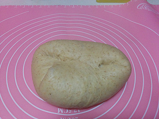 全麦<a href=/shicai/guopin/PuTaoGan/index.html target=_blank><u><a href=/shicai/guopin/PuTao/index.html target=_blank><u>葡萄</u></a>干</u></a><a href=/shicai/mimian/MianBao/index.html target=_blank><u>面包</u></a>卷