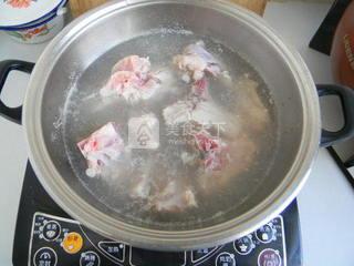 猪<a href=/shicai/rouqin/JiGu/index.html target=_blank><u>脊骨</u></a>炖<a href=/shicai/shucai/NanGua/index.html target=_blank><u>南瓜</u></a>