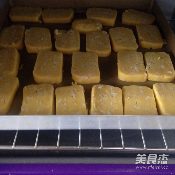 <a href=/shicai/guopin/HuaSheng/index.html target=_blank><u>花生</u></a>酥饼的做法