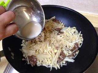 <a href=/shicai/rouqin/NiuRou/index.html target=_blank><u>牛肉</u></a>炒金针菇