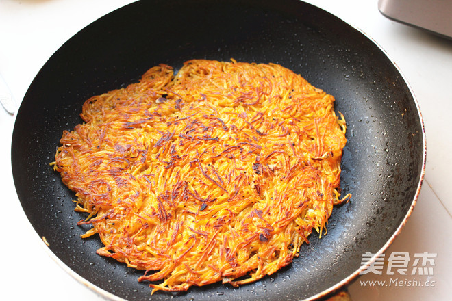 <a href=/shicai/shucai/HongShu/index.html target=_blank><u>红薯</u></a>丝饼的做法