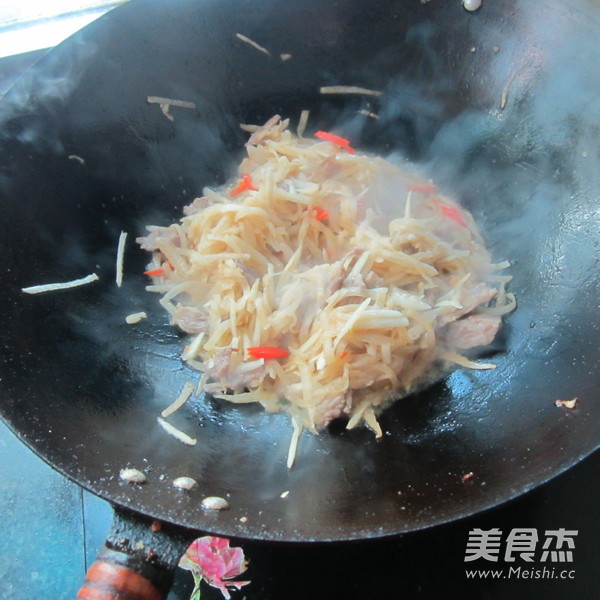 <a href=/shicai/shucai/BaiLuoBo/index.html target=_blank><u>白<a href=/shicai/shucai/LuoBo/index.html target=_blank><u>萝卜</u></a></u></a>丝炒肉的做法