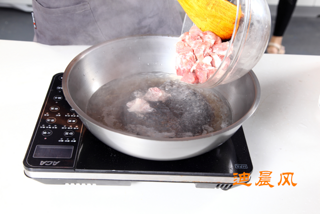 <a href=/shicai/rouqin/PaiGu/index.html target=_blank><u>排骨</u></a>瓦罐煨汤