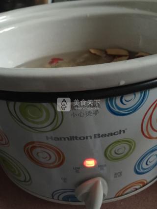 <a href=/shicai/guopin/Tao/index.html target=_blank><u>桃</u></a>胶皂角米<a href=/shicai/shucai/YinEr/index.html target=_blank><u>银耳</u></a>糖水