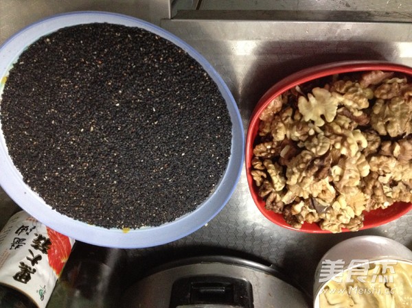 养颜美容:固元<a href=/shicai/yaoshi/EJiao/index.html target=_blank><u>阿胶</u></a>糕的做法