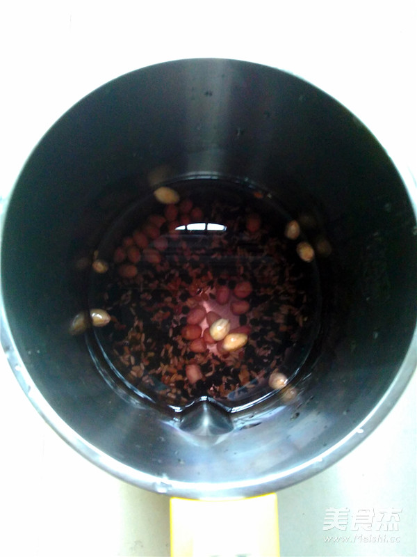 自制养生<a href=/shicai/mimian/HeiDou/index.html target=_blank><u>黑豆</u></a>浆的做法