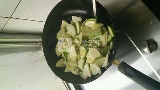 家常素炒<a href=/shicai/shucai/XiHuLu/index.html target=_blank><u>西葫芦</u></a>