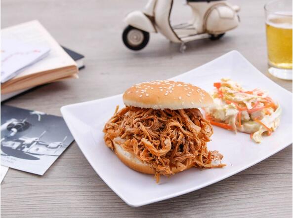 手撕<a href=/shicai/rouqin/ZhuRou/index.html target=_blank><u>猪肉</u></a>三文治拌椰菜丝沙律怎么做?