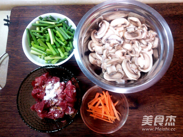 蒜苔炒<a href=/shicai/shucai/KouMo/index.html target=_blank><u>口蘑</u></a>的做法