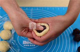 花朵豆沙<a href=/shicai/mimian/MianBao/index.html target=_blank><u>面包</u></a>