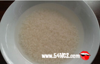 <a href=/shicai/shucai/HongShu/index.html target=_blank><u>红薯</u></a>粥的做法2