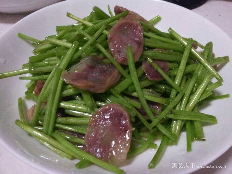 <a href=/shicai/shucai/LuHao/index.html target=_blank><u>芦蒿</u></a>炒<a href=/shicai/rouqin/XiangChang/index.html target=_blank><u>香肠</u></a>