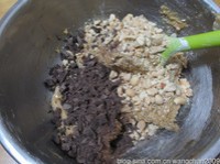 <a href=/shicai/mimian/QiaoKeLi/index.html target=_blank><u>巧克力</u></a><a href=/shicai/guopin/HuaSheng/index.html target=_blank><u>花生</u></a>饼干的做法 步骤5