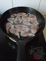 家常<a href=/shicai/shucai/SuanTai/index.html target=_blank><u>蒜薹</u></a>烧<a href=/shicai/shuichanpin/BoYu/index.html target=_blank><u>鲅鱼</u></a>步骤4