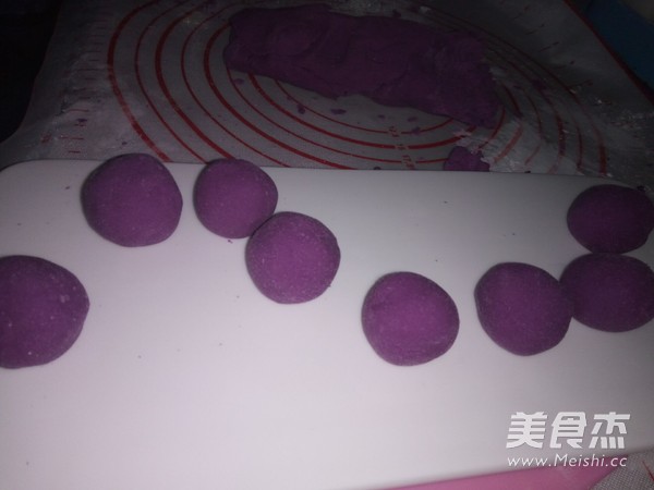 <a href=/shicai/shucai/ZiShu/index.html target=_blank><u>紫薯</u></a><a href=/shicai/mimian/ZhiShi/index.html target=_blank><u>芝士</u></a>球(两吃)的做法