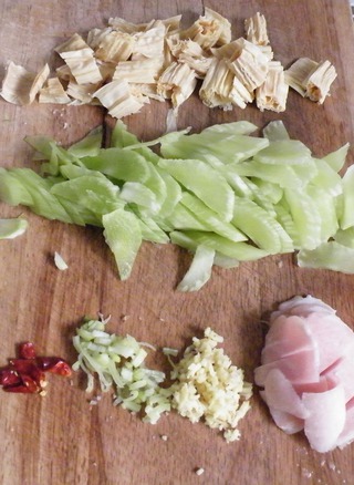 <a href=/shicai/mimian/FuZhu/index.html target=_blank><u>腐竹</u></a>莴荀炒肉