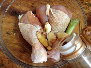 香酥烤<a href=/shicai/rouqin/JiTui/index.html target=_blank><u>鸡腿</u></a>